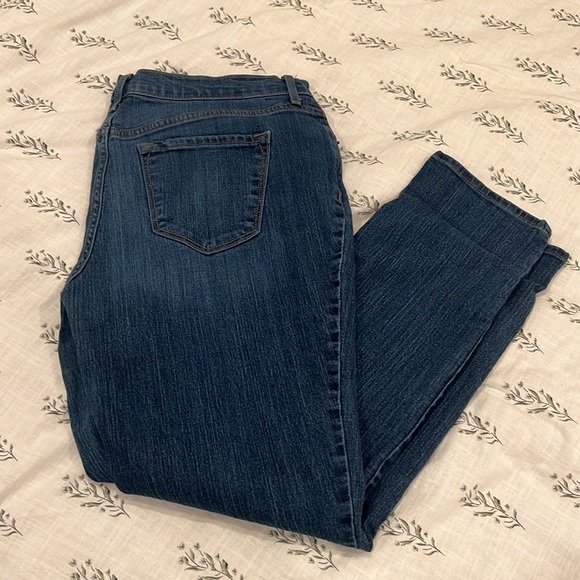 Old Navy Curvy Skinny blue jeans with light distressing - Picture 5 of 5